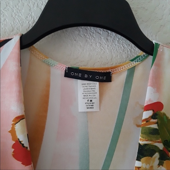 One by One sz:S Bold Floral V-Neck Flutter Partial Sleeve Blouse Top - Picture 8 of 8